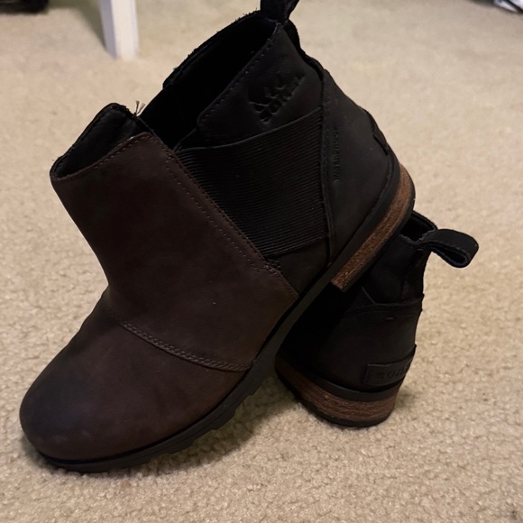 Sorel Women’s Brown and Black Chelsea Boots - Picture 5 of 10
